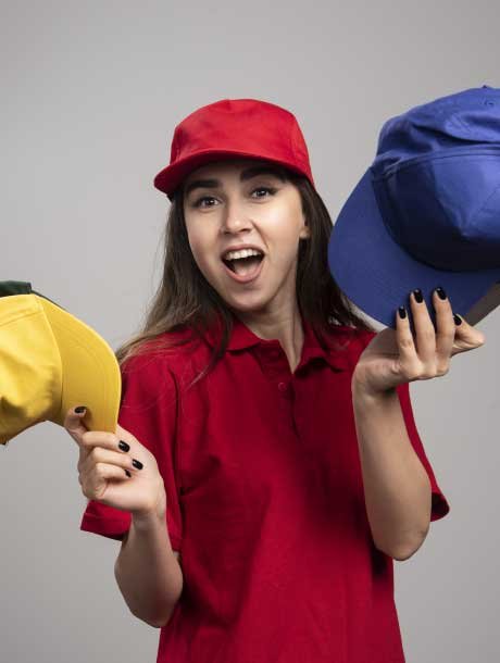 Banner-Chica-con-Gorras-Textiles